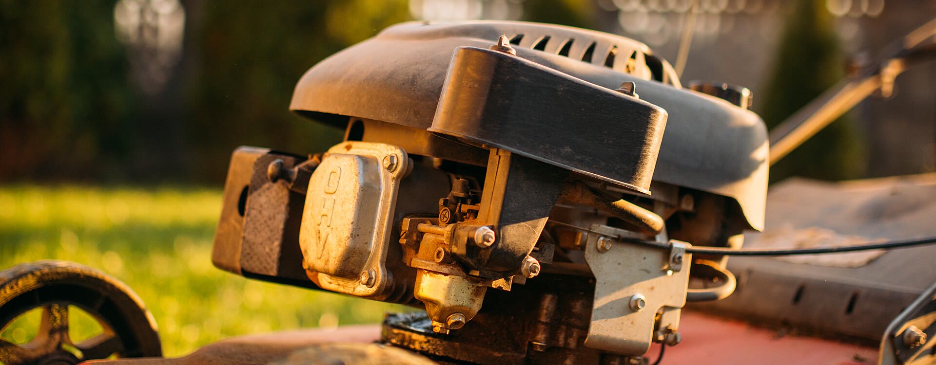 Motor de gasolina de un cortacésped, la máquina a la que van estas piezas